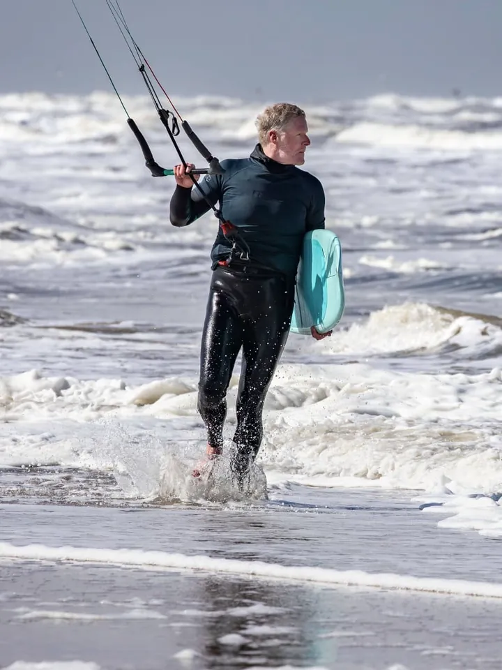 Bram aan het kitesurfen op het strand van Texel